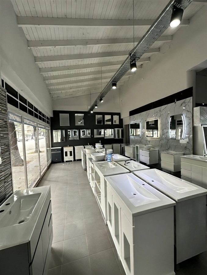 Interior del showroom con vanitorys exhibidos