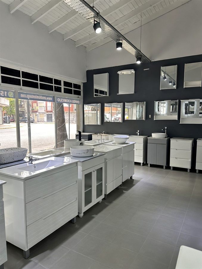 Interior del showroom con vanitorys y espejos en la pared
